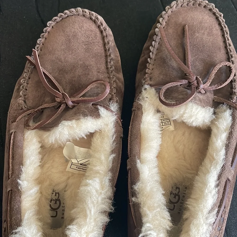 Gently used excellent condition ugh slippers - Picture 4 of 7